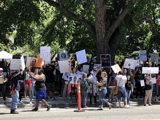 27th Street view of crowd before 1 p.m.